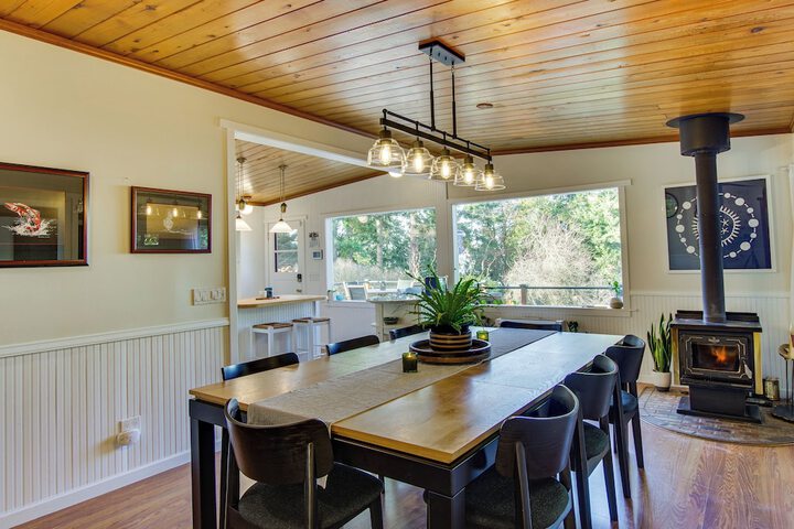 Puget Sound Cottage w / Private Community Beach!