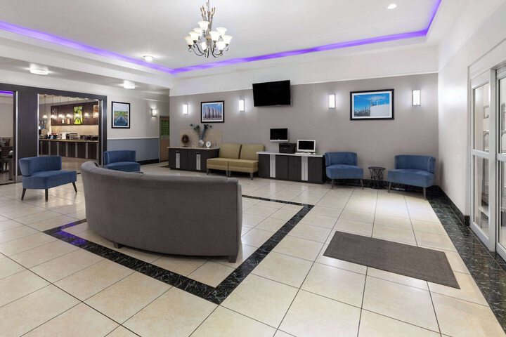 La Quinta Inn & Suites by Wyndham Deer Park