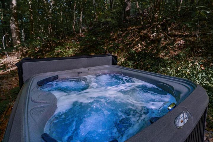 Modern Chalet w Hot Tub Large Deck, Grill & WiFi