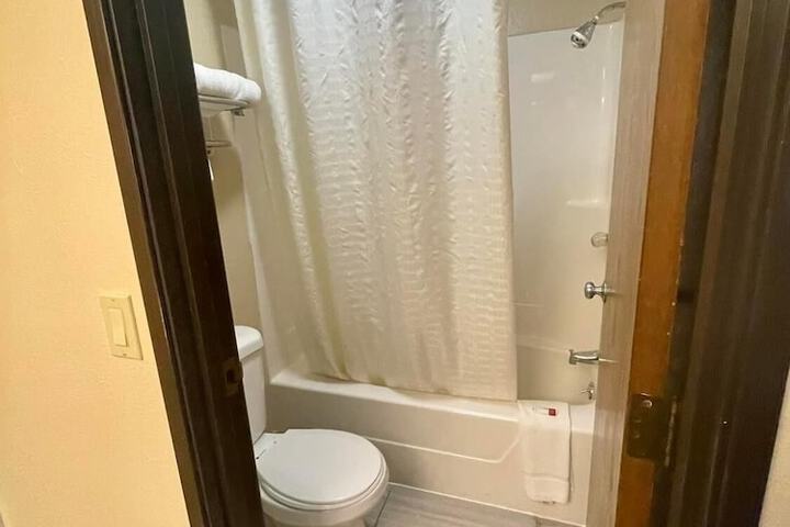 Super 8 by Wyndham Paris IL