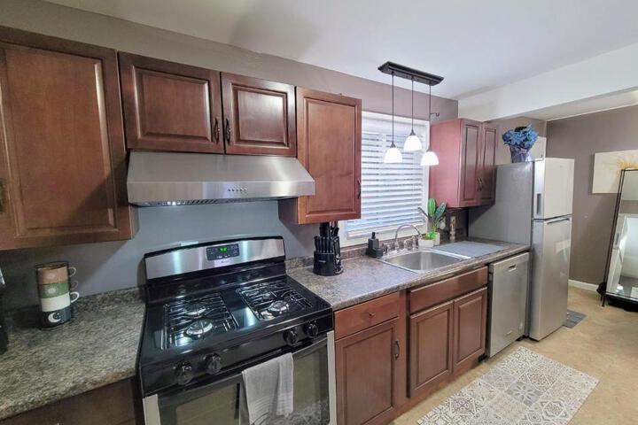 Nice house with private parking king bed fenced yard