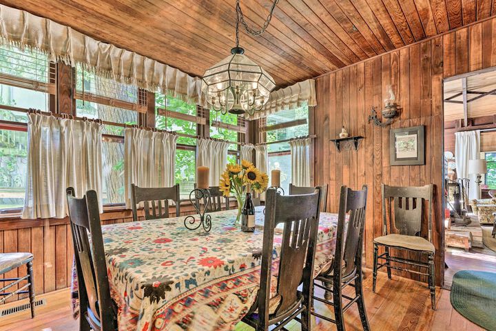 Douglas whispering Winds Cottage w / Beach!
