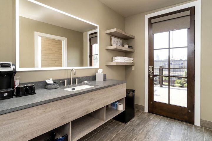 Ski Inn Taphouse Hotel