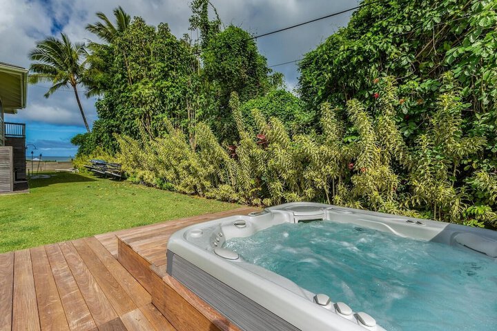 Hanalei Beachfront 2 Bedroom Home by RedAwning