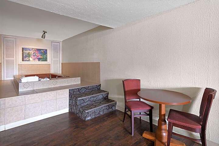 Super 8 by Wyndham Youngstown / Girard