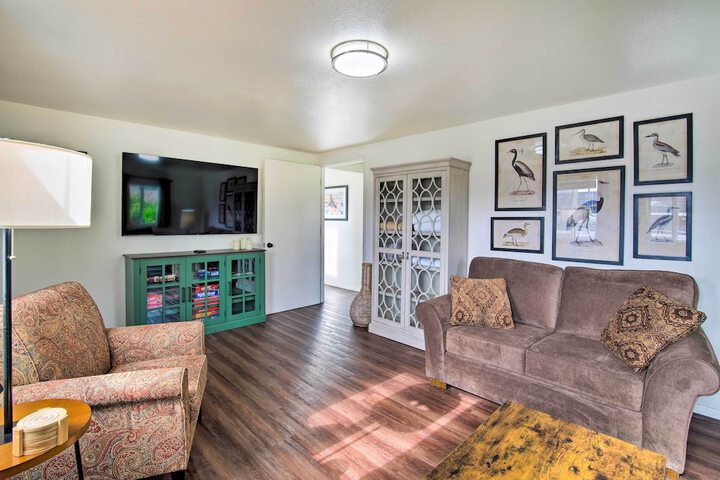 North Bend Home w / Cornhole Court & Putting Green