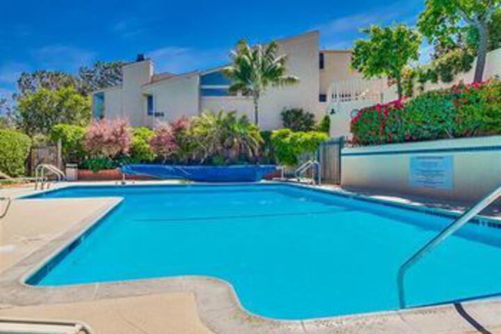 Newly remodeled Beach 2 Br condo by RedAwning