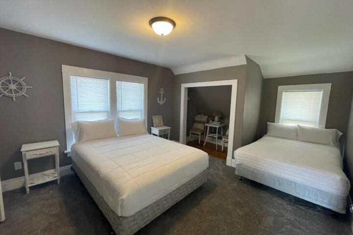 3 Bedroom House with Lake Pepin views with access to shared pool