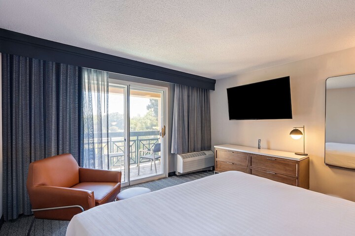 Room 32 of 43