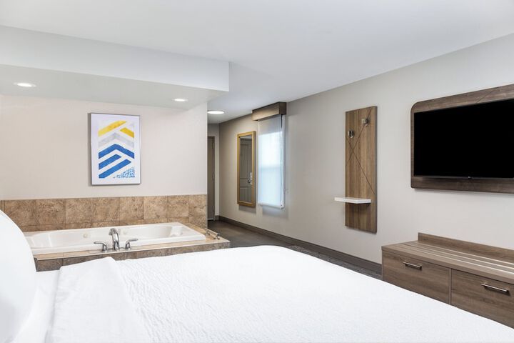 Holiday Inn Express & Suites Green Bay East by IHG