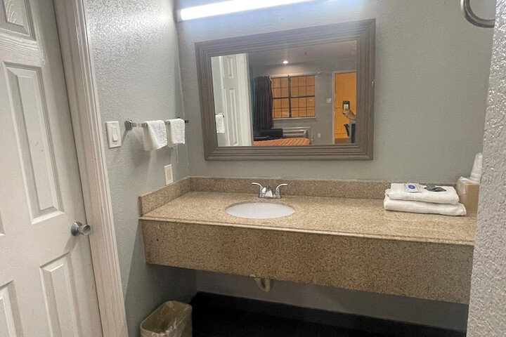 Room 12 of 24