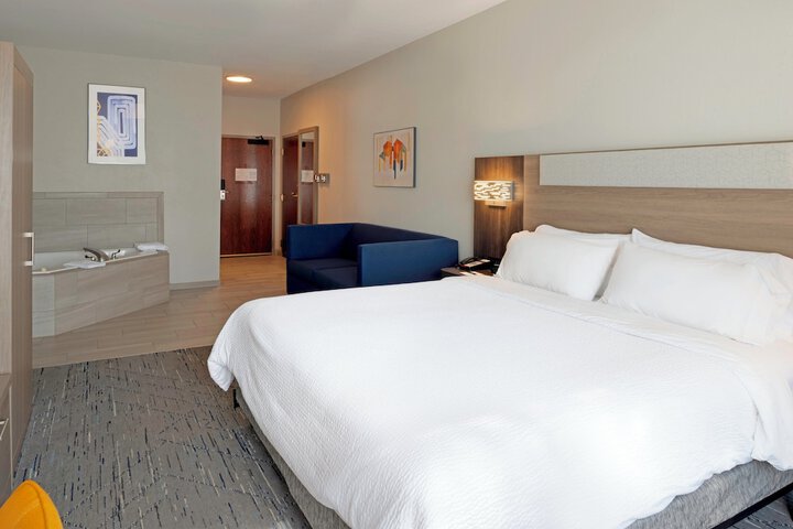 Holiday Inn Express Hotel & Suites Fort Atkinson by IHG
