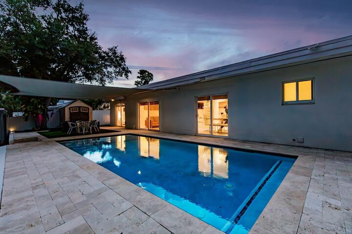 Stylish Aventura Home With Pool on Intercostal