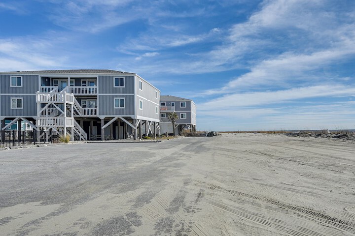 Ocean Isle Beach Condo w / Balcony: Steps to Shore!