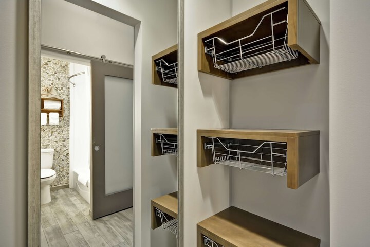 Room 9 of 38