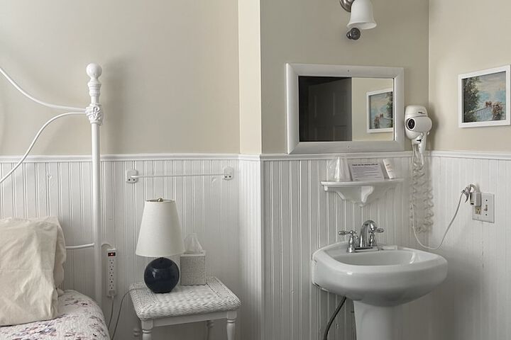 Room 102 of 162