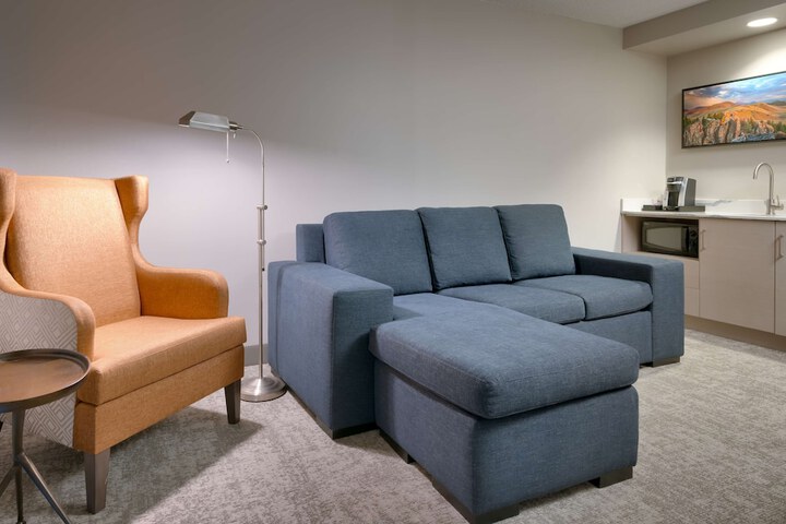 Lounge 66 of 75