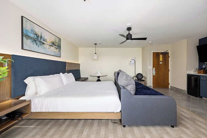 456 Embarcadero Inn & Suites
