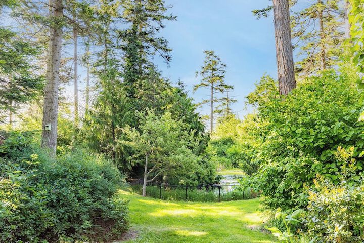 Penn Cove Overlook by Avantstay Cabin w / Views