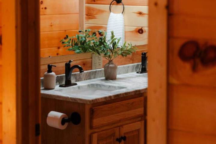 Sleeps 16! Luxury Cabin With Game Room & Hot Tub
