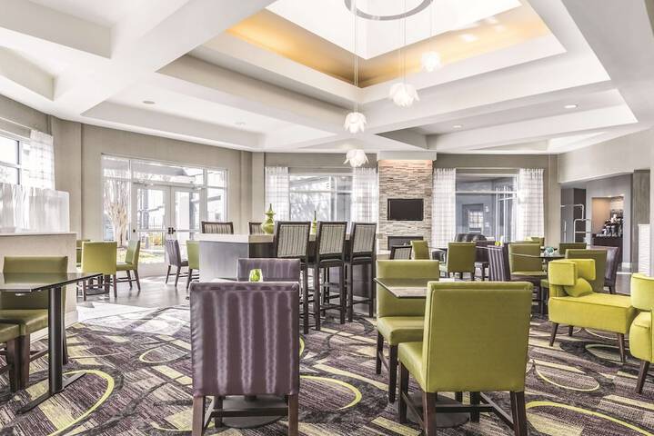 La Quinta Inn & Suites by Wyndham Alexandria Airport