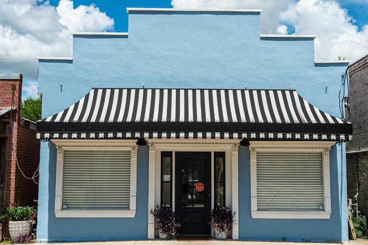 Chateau Royale Pet Friendly, on Bayou, Downtown!