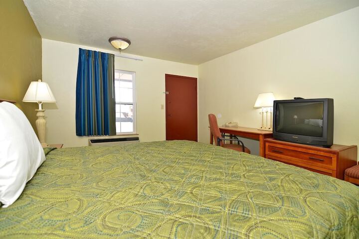 Room 8 of 9