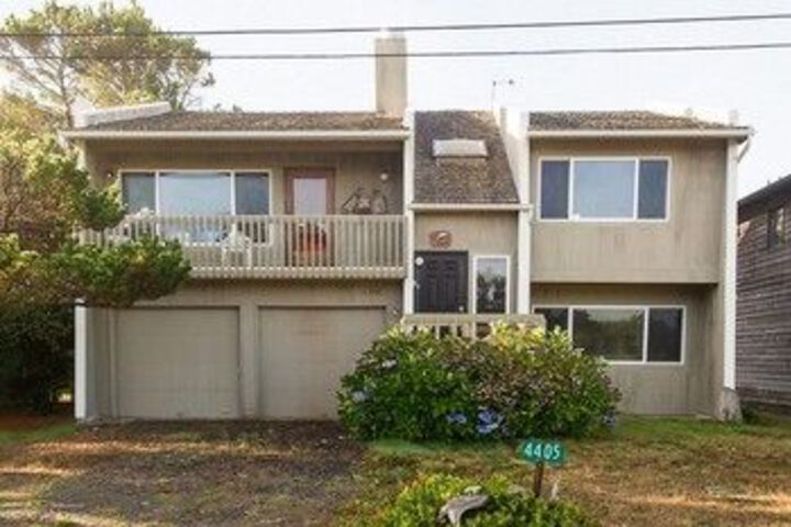 Neskowin Nest 4 Br home by RedAwning
