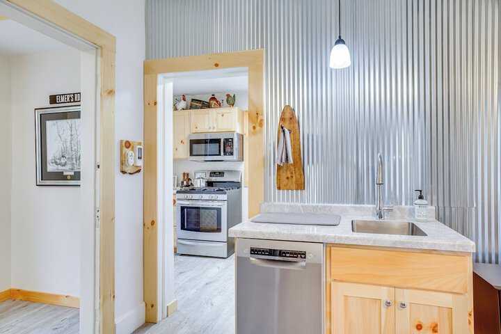 Lovely Rural Hixton Farmhouse w / Porch & Fire Pit!