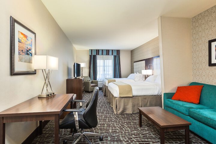 Holiday Inn Express & Suites Eureka by IHG