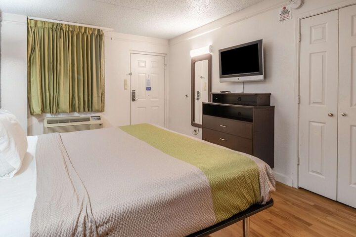 Room 27 of 38