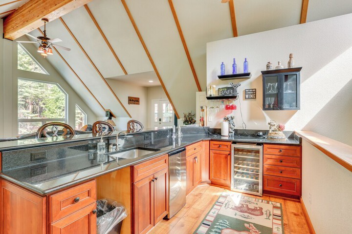 Pet-friendly California Cabin w / Beach Access