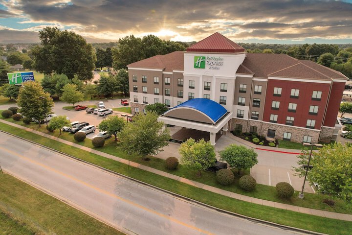 Holiday Inn Express and Suites Springfield Medical District by IHG
