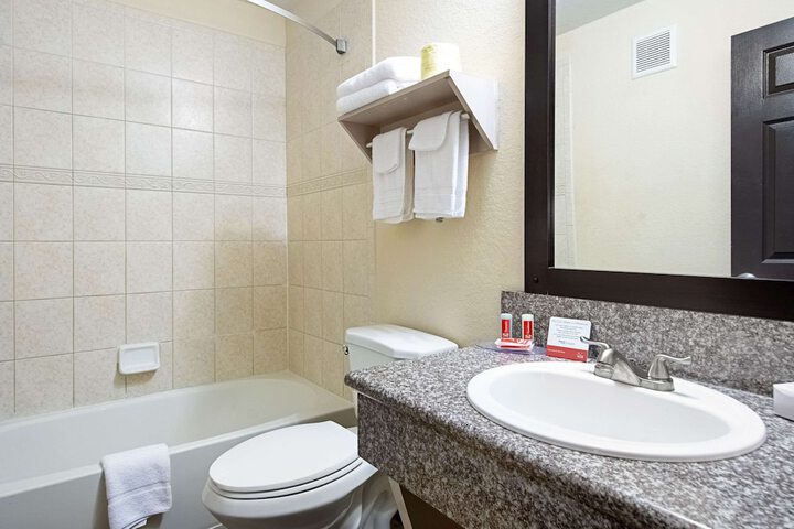 Econo Lodge Inn & Suites Clearwater Central