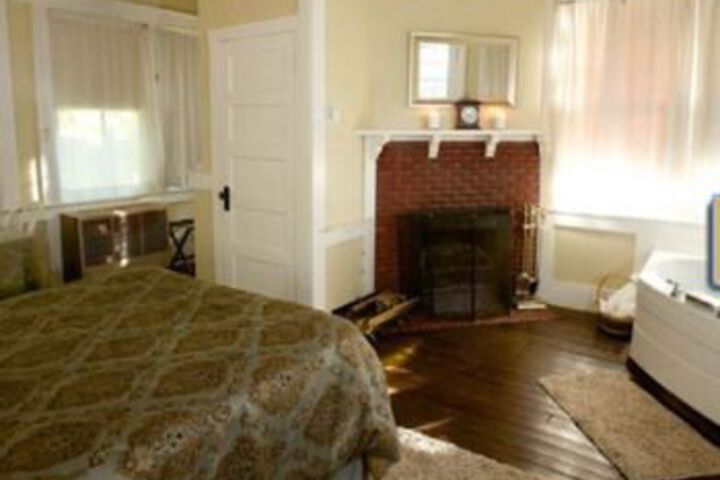 Spicer Castle Inn & Restaurant