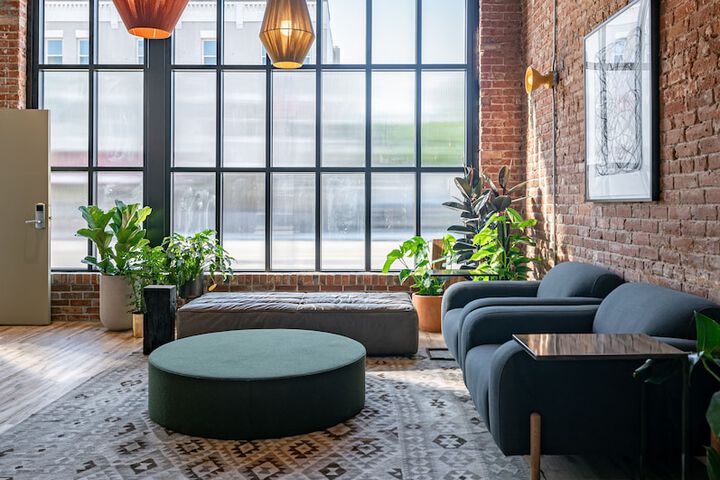 Lounge 41 of 46