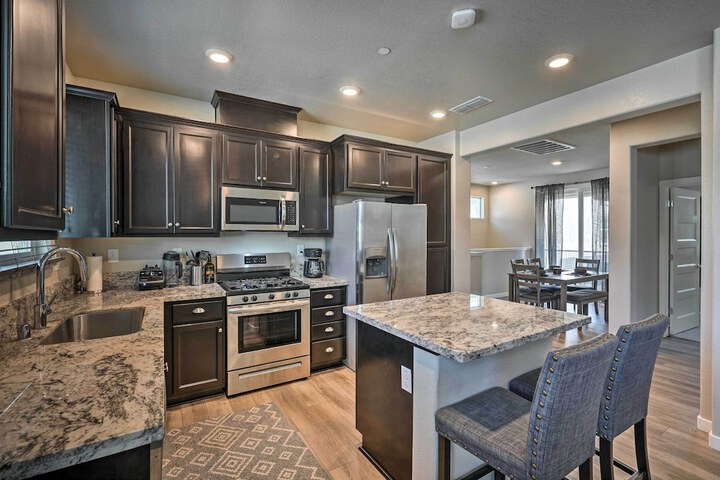 Pet-friendly Elk Grove Retreat w / Balcony!