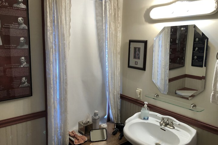 Room 4 of 32