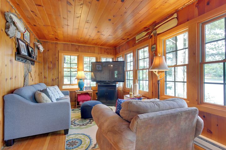 Lakefront Cabin w / Private Dock & Fire Pit!