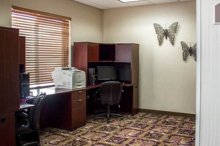 Business Center 33 of 34