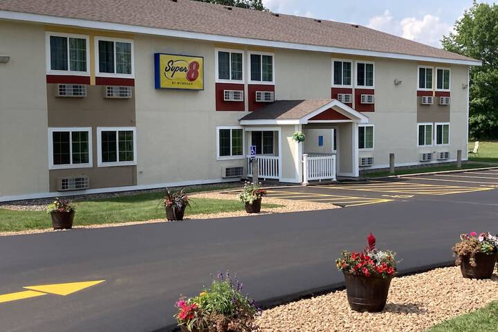 Super 8 by Wyndham Chisago City