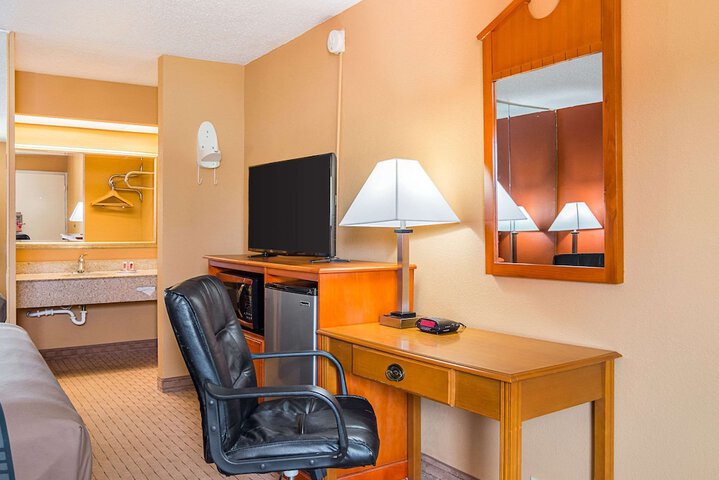 Room 25 of 32