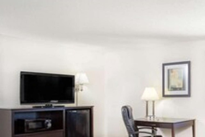 Super 8 by Wyndham Cedar Falls IA - University