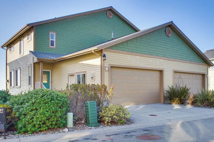 Quiet Waterfront Escape w / Hot Tub & Beach Access!