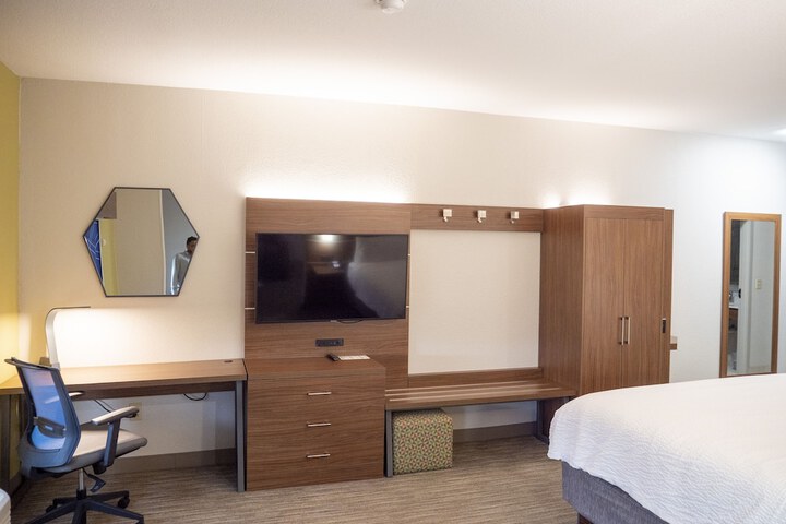 Holiday Inn Express & Suites Greenville Airport by IHG