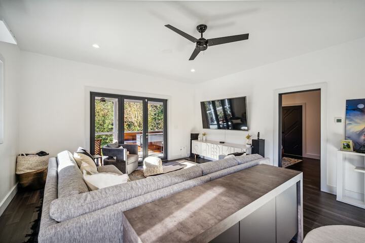 Pet’s FREE! Modern luxury steps from Russian River by Redawning