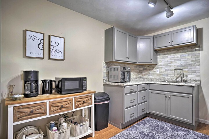 Delightful Tipp City Unit w / Covered Patio!
