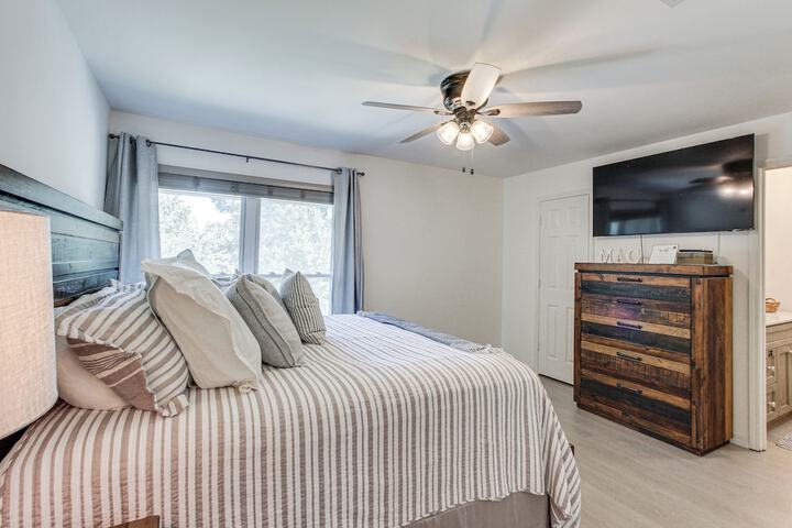 Inviting Home w / Golf Course View in Diamondhead!