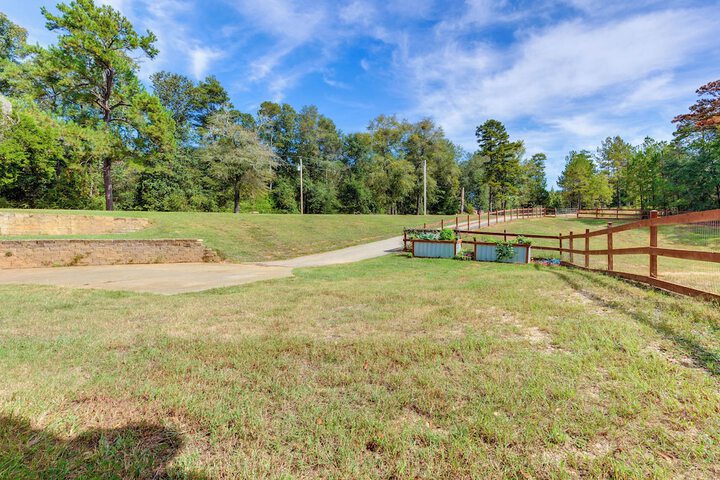 Rural Retreat w / Covered Porch Near Jackson