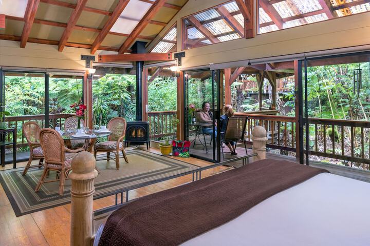 Volcano Village Lodge